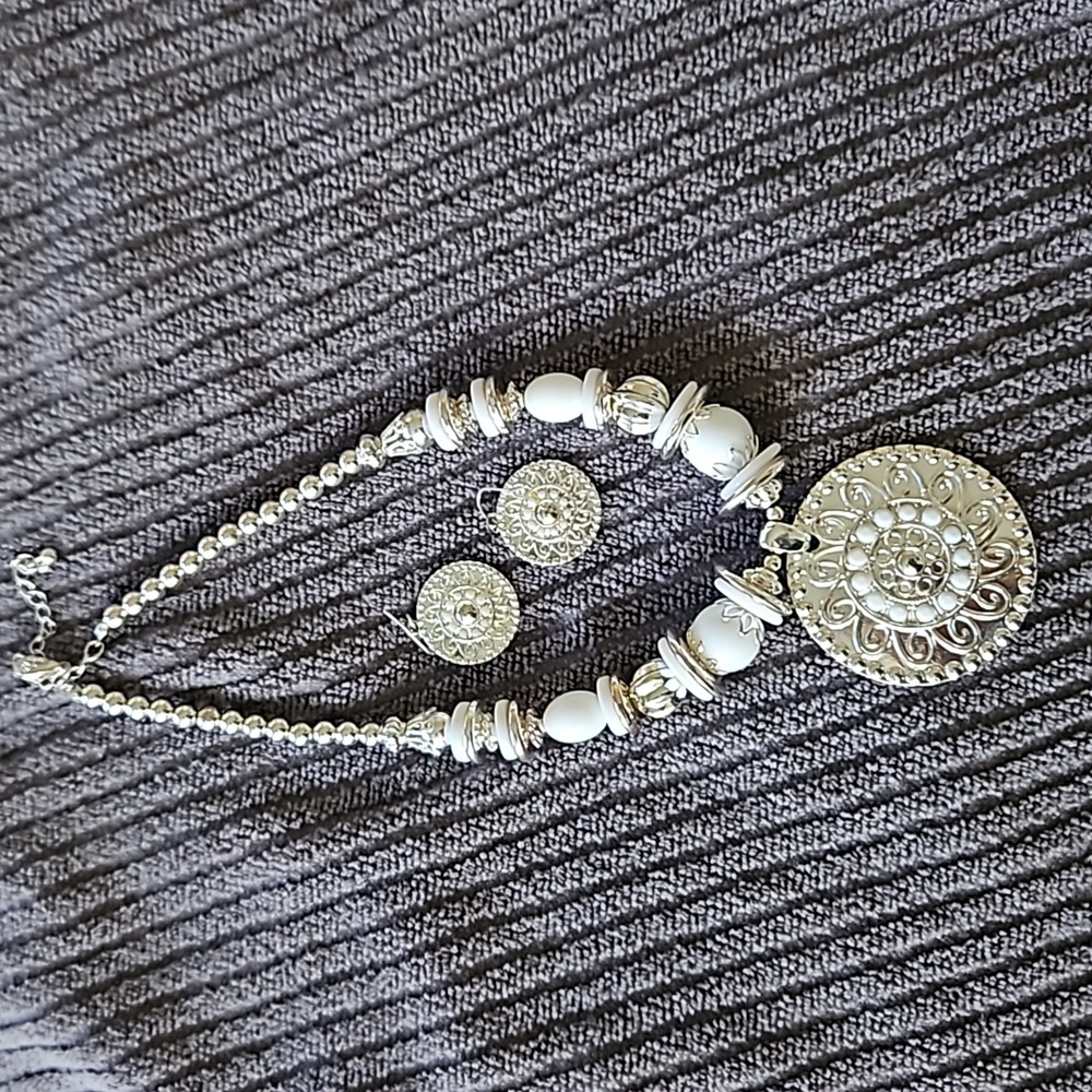 Necklace/earrings